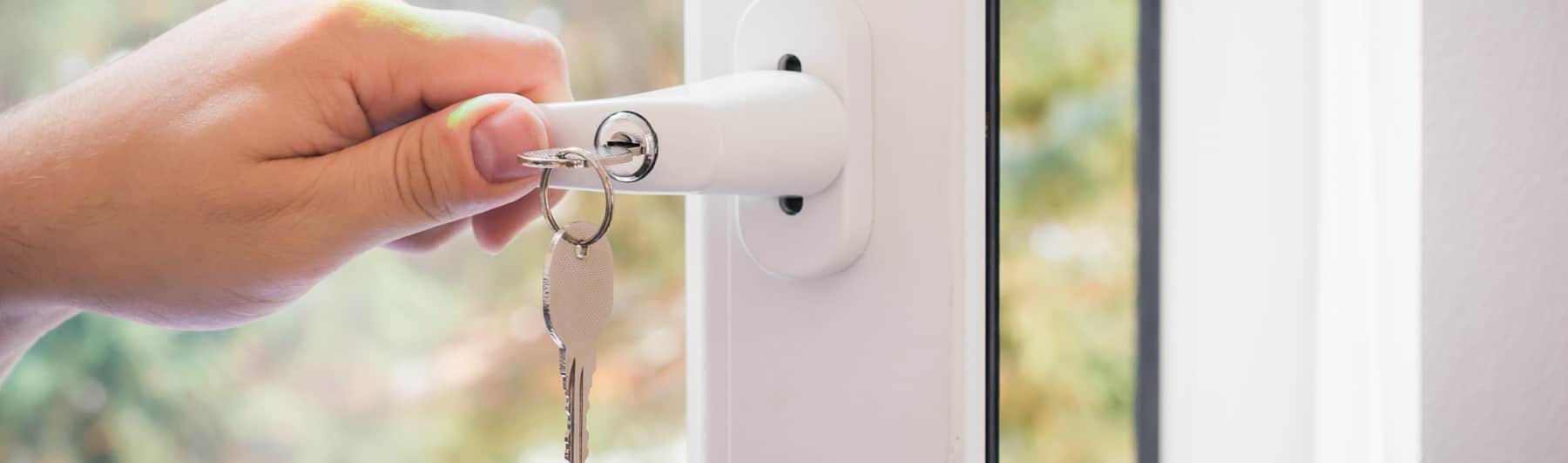 Fenstergriff wird mit einem Schlüssel abgeschlossen