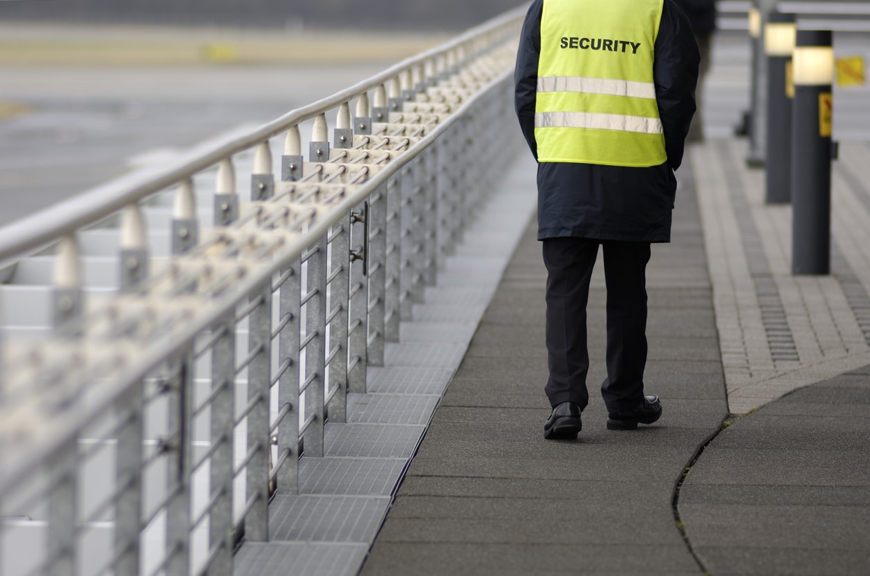 Wachperson in Warnweste auf einem Streifengang