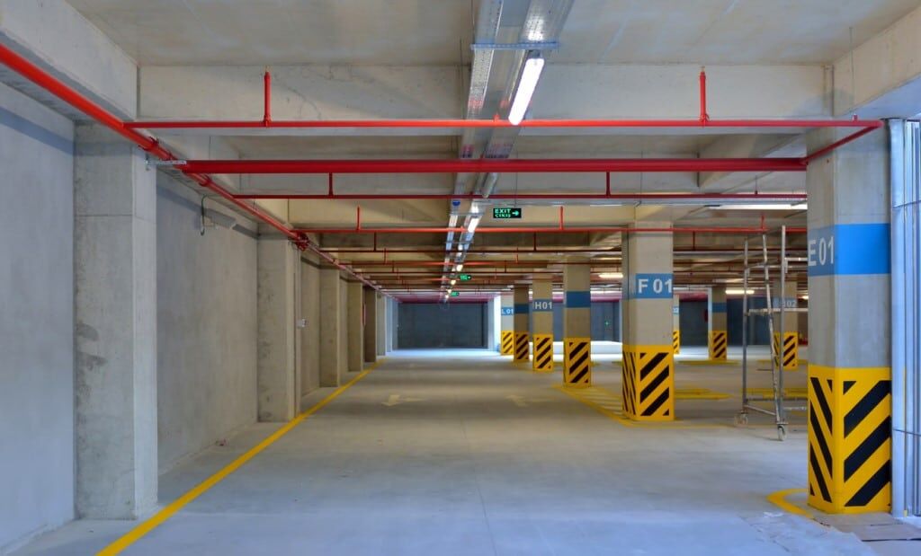Leerer Parkplatz mit markierten Säulen.