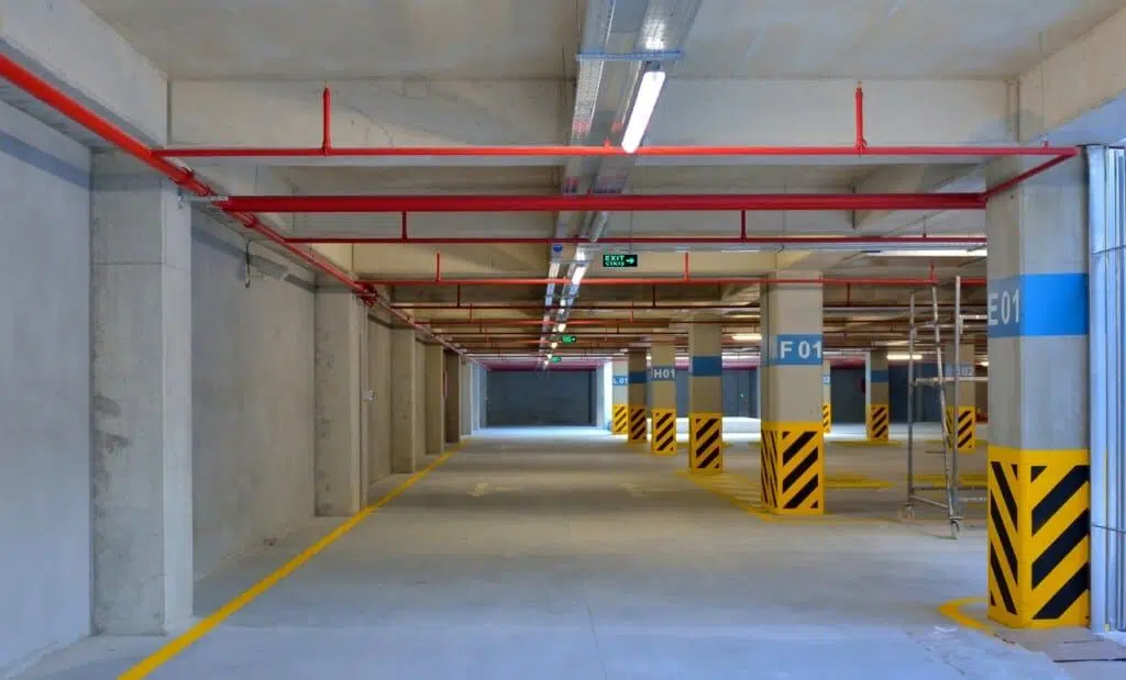 Leerer Parkplatz mit markierten Säulen.
