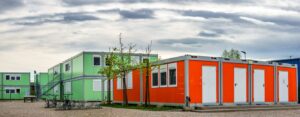 Bunte Containergebäude unter bewölktem Himmel