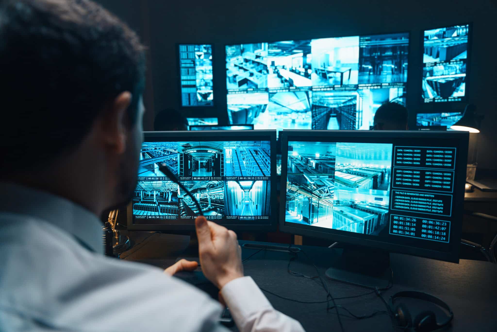 Überwachungskameras zeigen Sicherheitsaufnahmen auf Monitoren.