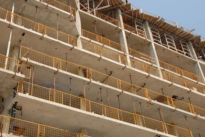 Mehrstöckiger Gebäudebau mit Gerüsten im Bau