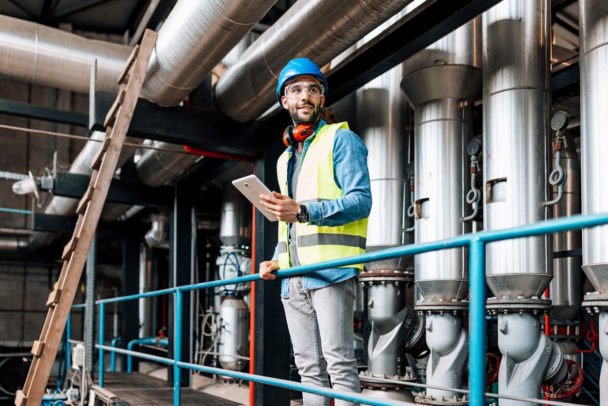 Ingenieur mit Tablet in Fabrikhalle