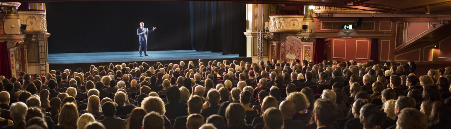 Saal eines Kulturbetriebs mit Publikum