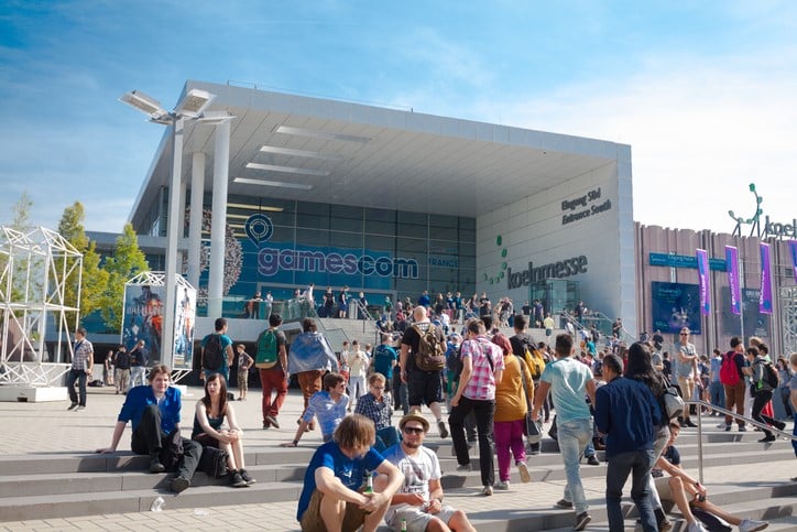 Besucher genießen sonnigen Tag auf der Gamescom in Köln.