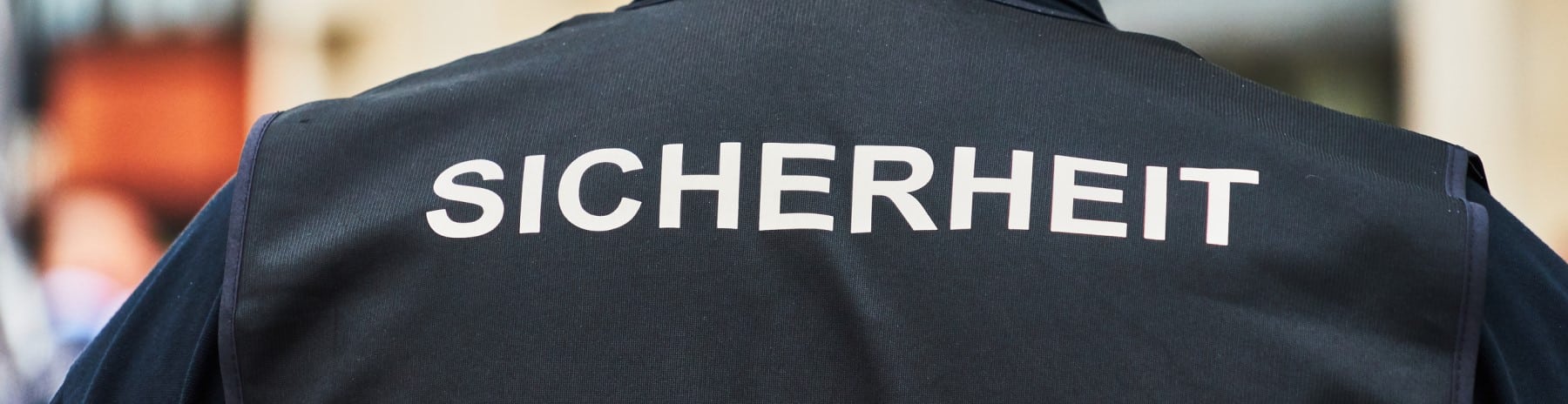 Wachperson mit der Aufschrift Sicherheit auf der Weste