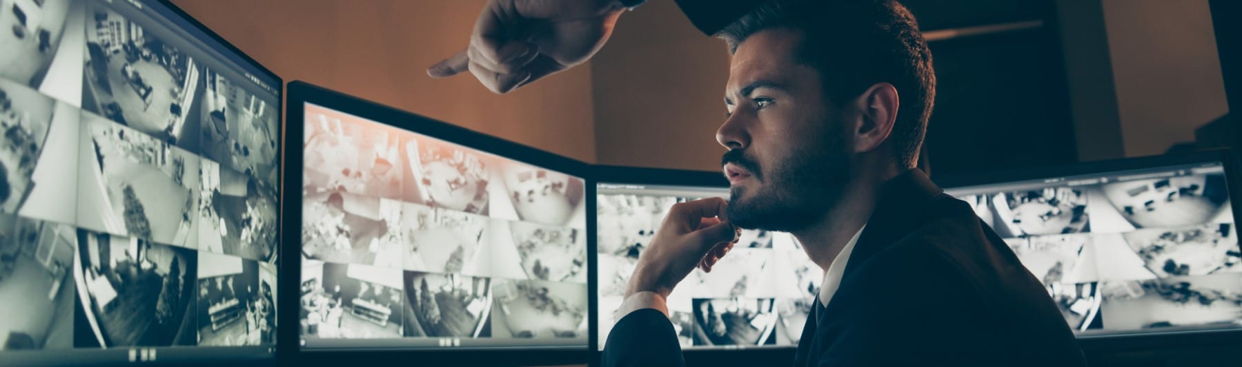 Arbeitsplatz mit Überwachungsbildschirmen in einer Sicherheitszentrale