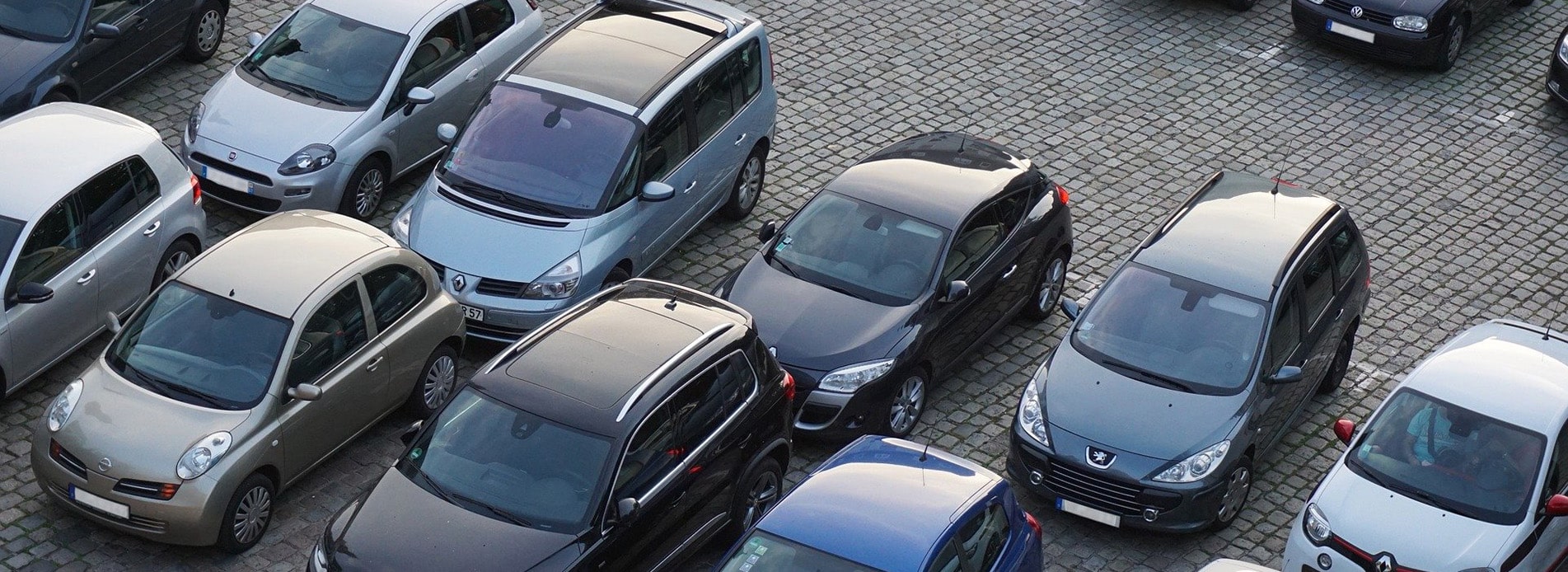 Parkplatz mit abgestellten Autos, von oben gesehen